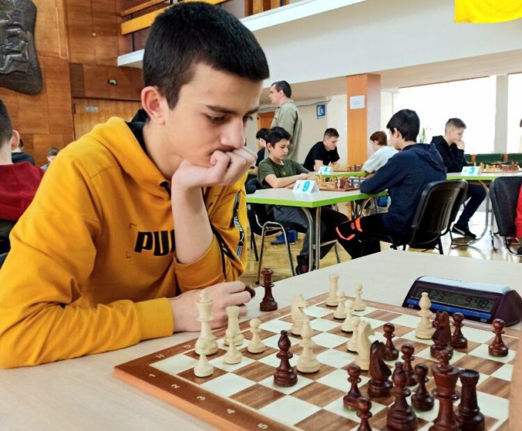 З 08 по 17 квітня в м. Дніпро  проходив чемпіонат України з шахів серед юнаків та дівчат до 16 років.